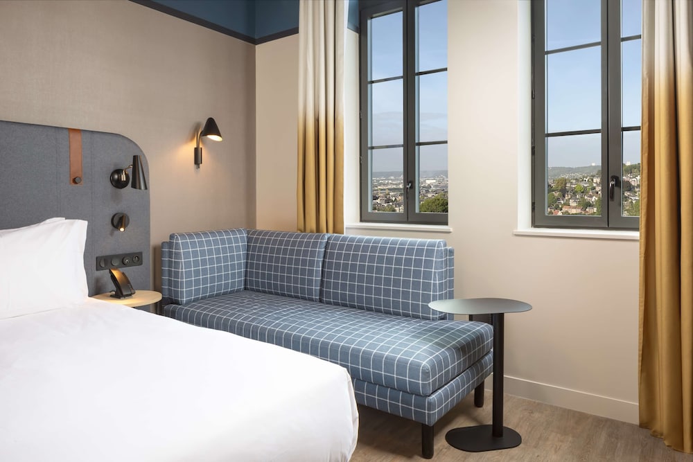 Executive Room, 1 King Bed with Sofa bed - Photo 4