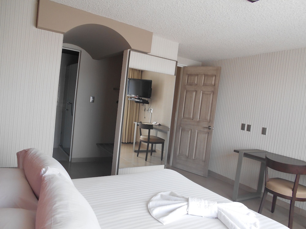 Standard Suite, 1 Queen Bed photo 2