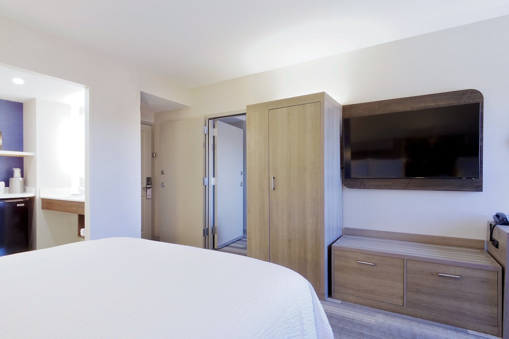 Standard Room, 1 King Bed, Accessible (Communications) - Photo 2