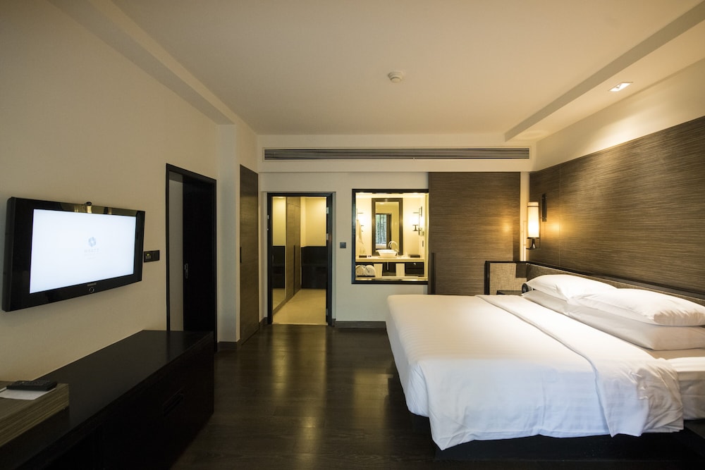 Deluxe Room, 1 King Bed (Club Access) - Photo 5