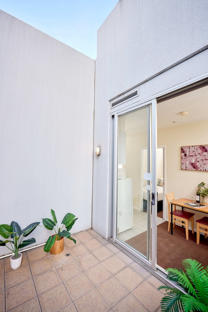 Two Single Bedroom Apartment - Photo 5