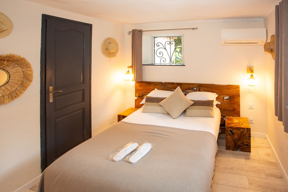 Classic Double Room (Small) - Photo 6