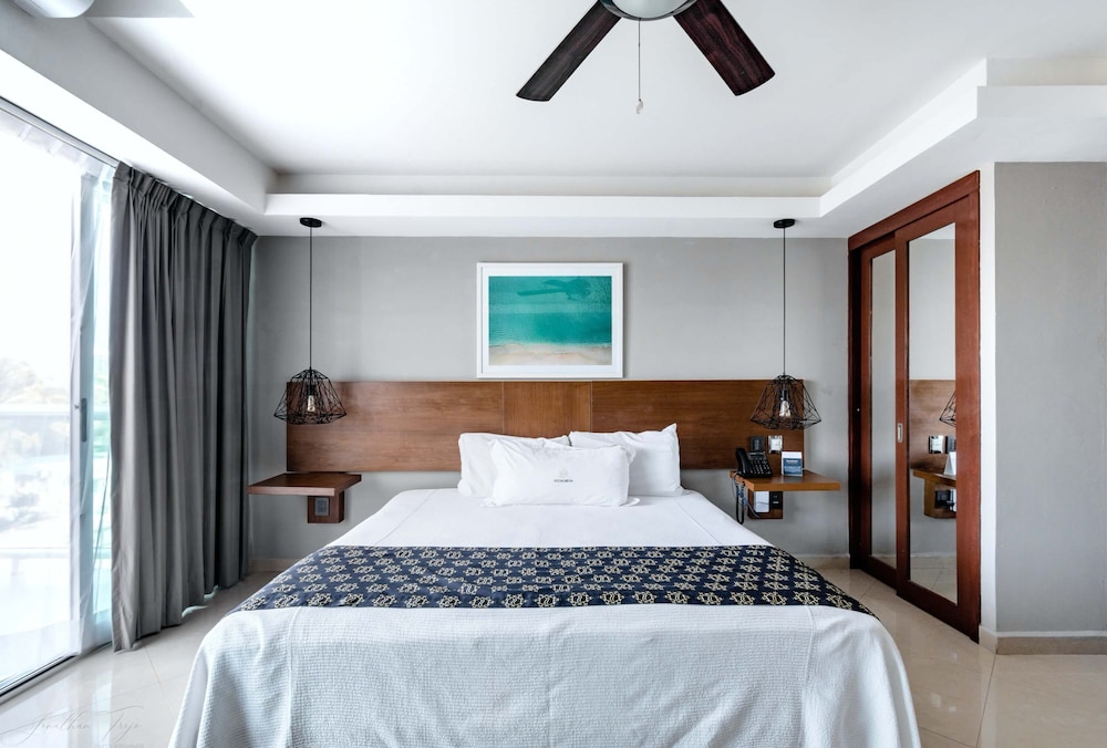 Standard Room, 1 king Bed Lagoon View photo 3