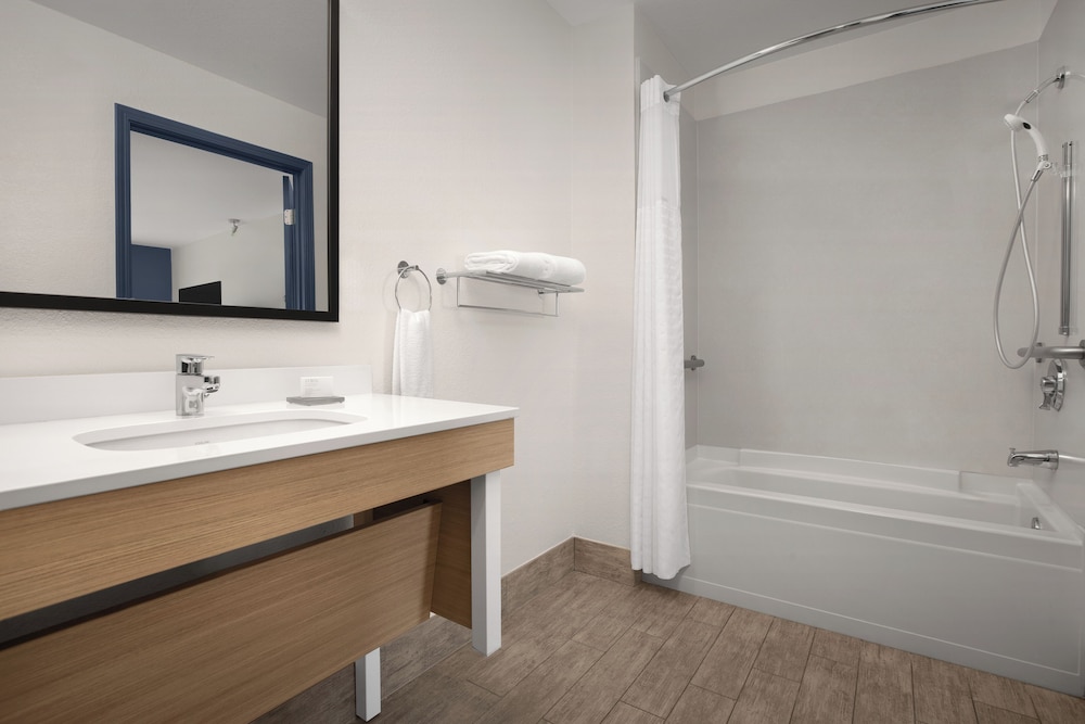 Room, 2 Queen Beds, Accessible, Bathtub (Mobility & Hearing) photo 2