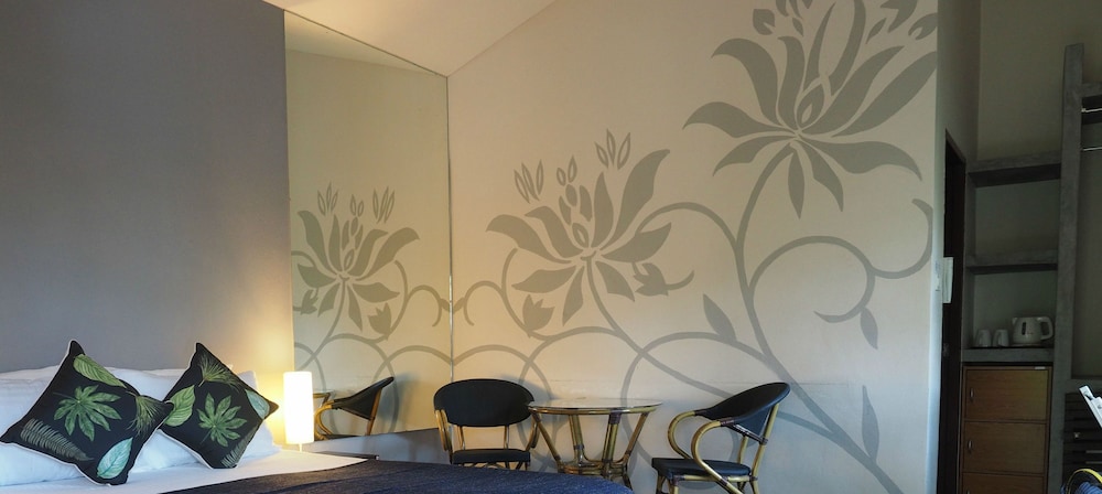 Standard Room, 1 Queen Bed, Pool View photo 1