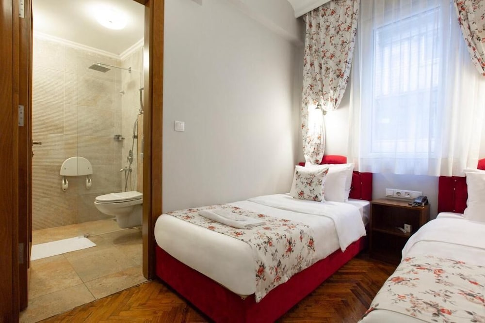 Economy Twin Room photo 3