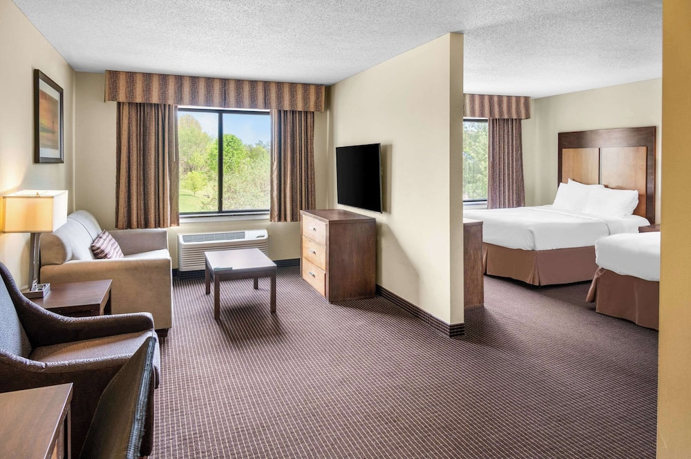 Standard Room, Non Smoking (2 Queen Beds & 1 Sofa Bed) - Photo 2