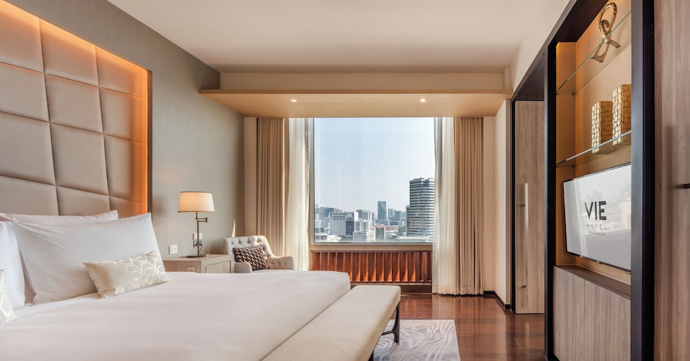 EXECUTIVE SUITE, Piano Club Privilege, 1 King Bed, Separate Living Room thumbnail 6