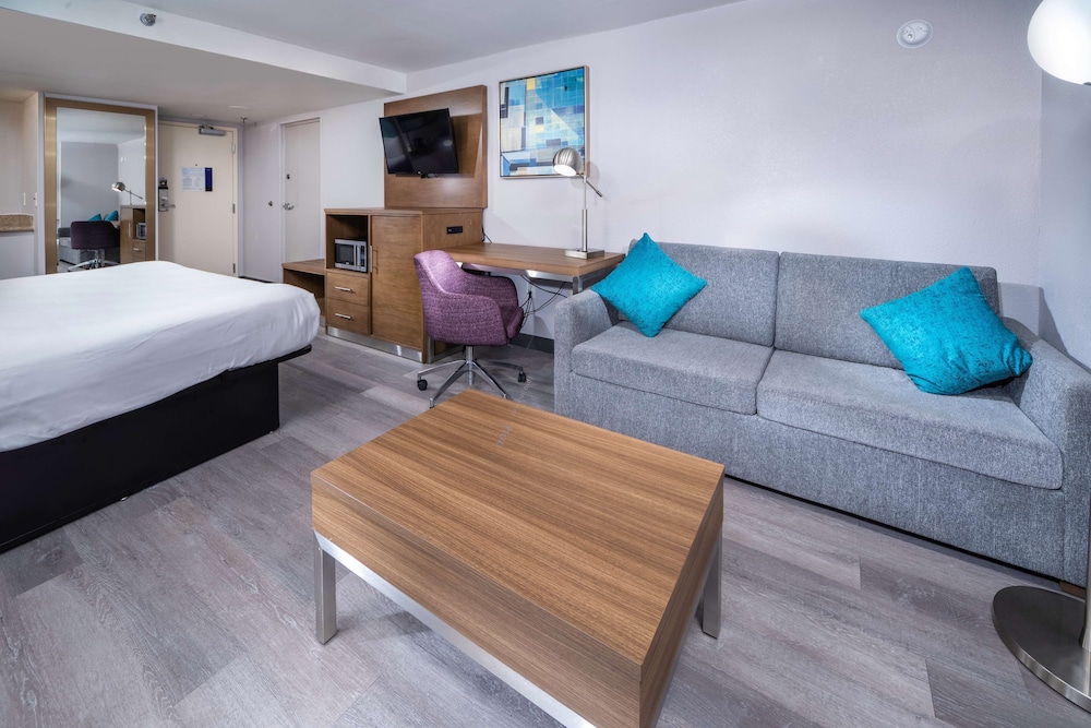 Standard Room, 1 King Bed, Non Smoking, Balcony (with Sofabed) - Photo 2