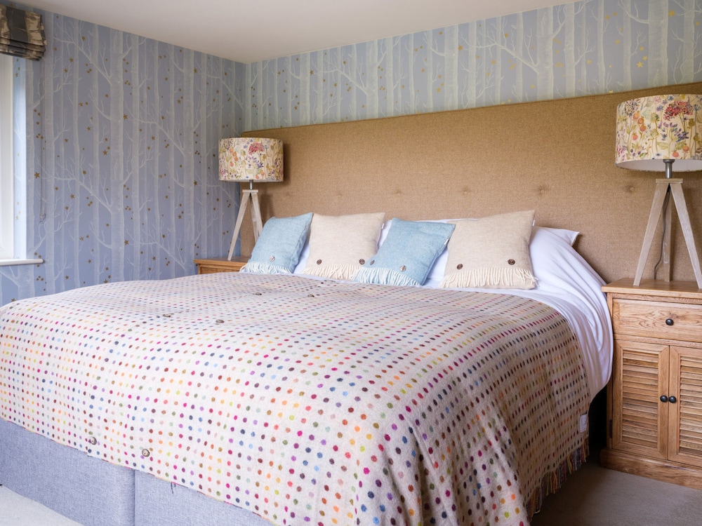 Suite, 1 King Bed, City View
