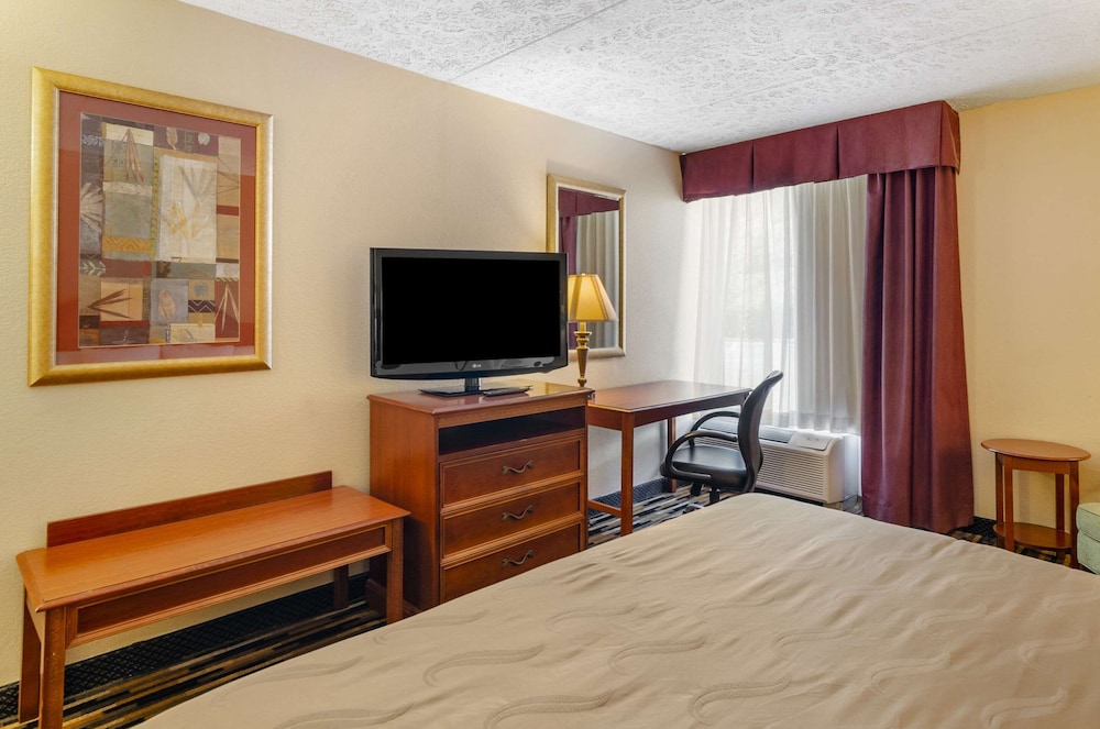 Standard Room, 1 King Bed, Non Smoking - Photo 7