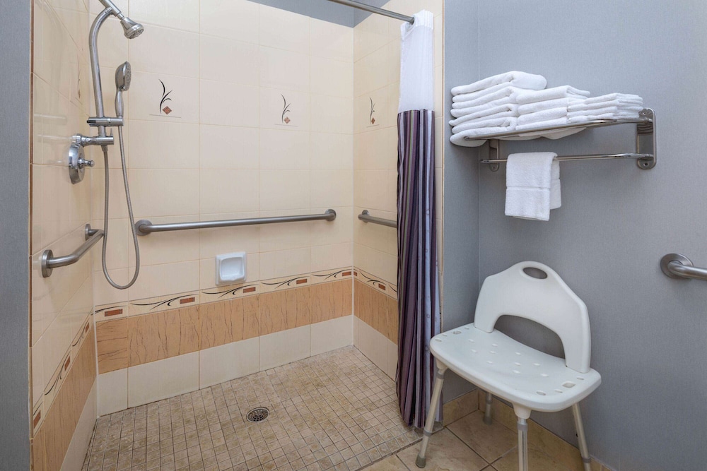 Deluxe Room, 1 King Bed, Non Smoking - Photo 5