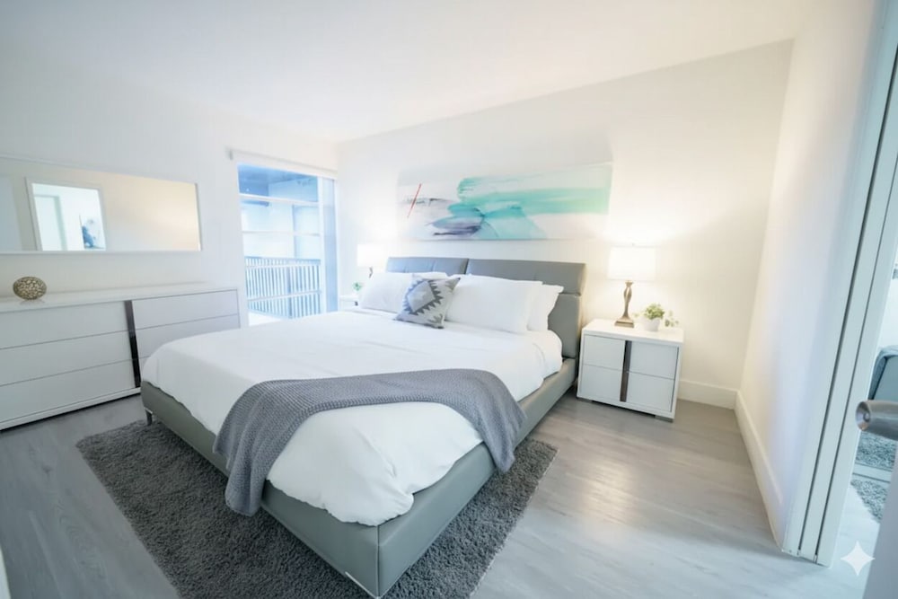 Designer One Bedroom Aparment River Views