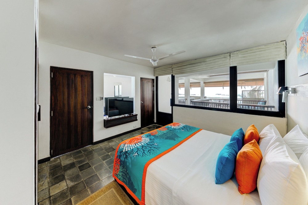 Corner Suite Ocean View with Balcony & Jacuzzi - Discounts (10% on Food and Beverage, 15% on SPA) photo 3