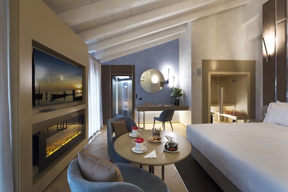Aquamarine Suite with Spa access - Photo 2