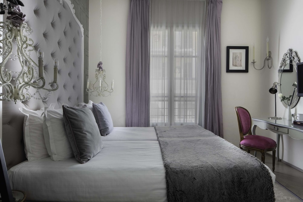 Superior Twin room - Complimentary soft minibar, Chromecast - Snacks, digital press, fitness access photo 3