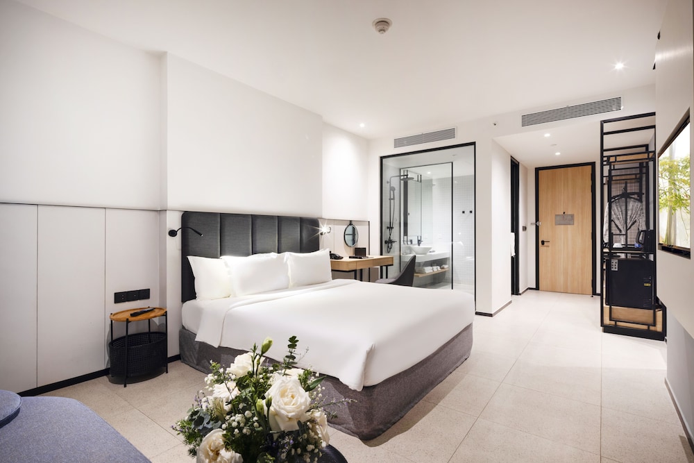 Deluxe Executive King Room - Photo 6
