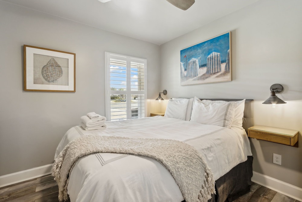 Luxury Condo, 1 Queen Bed with Sofa bed, No Pets, Kitchen, Beachside