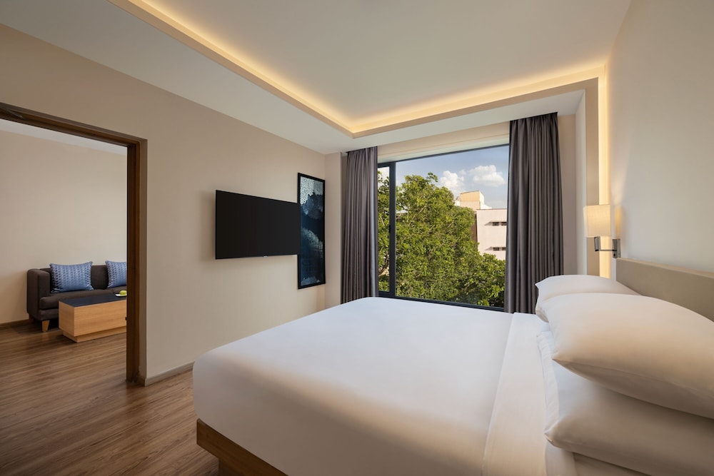 Suite, 1 King Bed - Photo 3