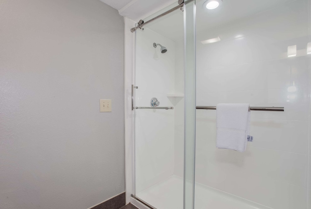 Room, 1 Queen Bed, Accessible, Non Smoking - Photo 4