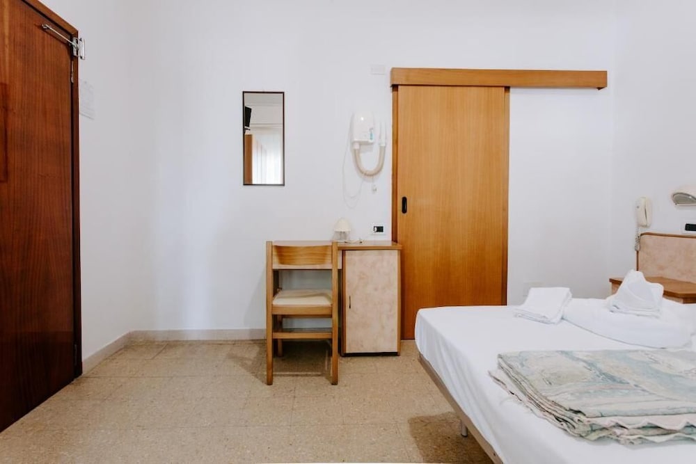 Basic Double Room photo 2
