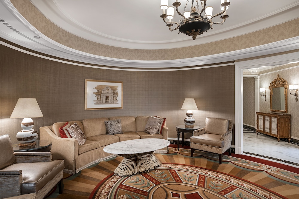 Suite, 1 King Bed (Oval, Washington Monument View)