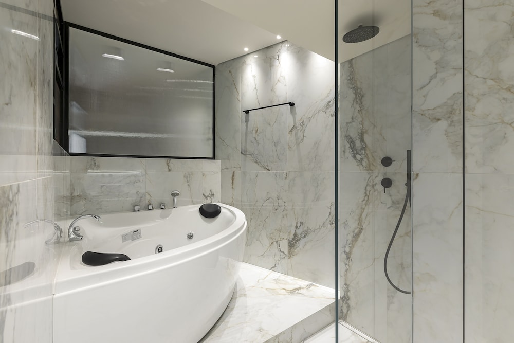 Executive Suite with Jacuzzi - Photo 5