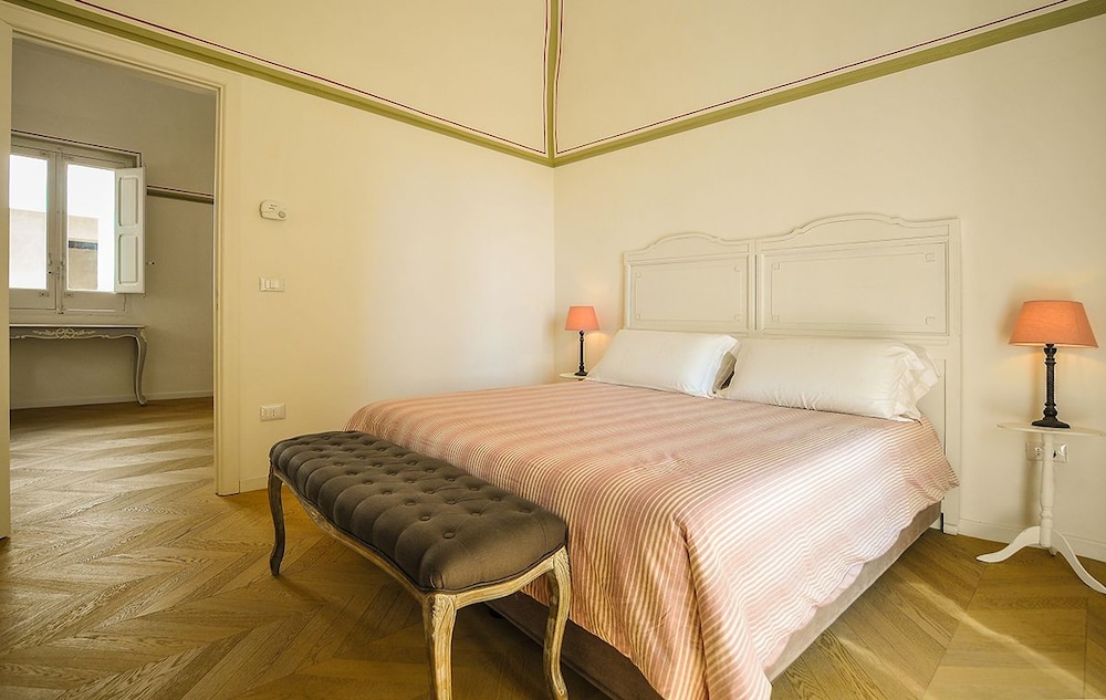 Romantic Suite, Bathtub