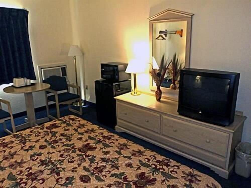 Standard Room, 1 King Bed, Non Smoking - Photo 5