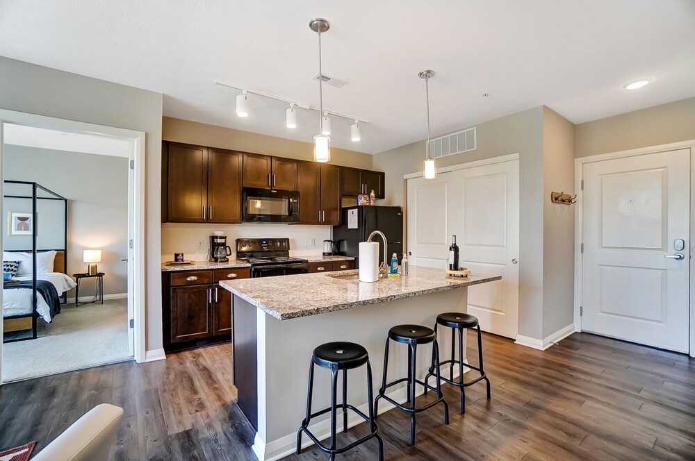 Downtown Designer 2BR Parking W D Gym Pool, Foto 8