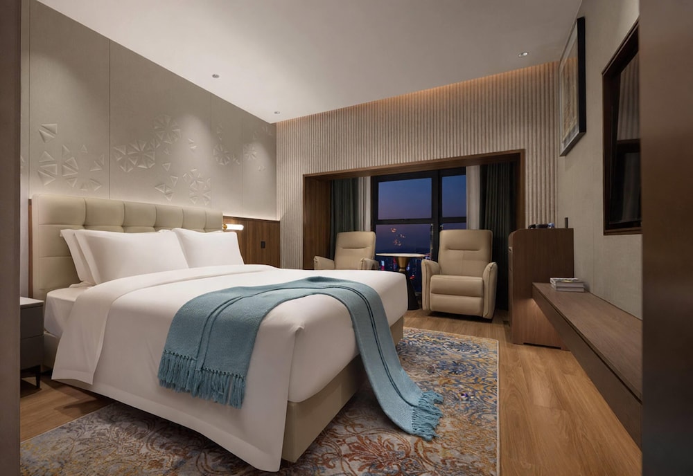 Room, 1 King Bed, Smoking, City View