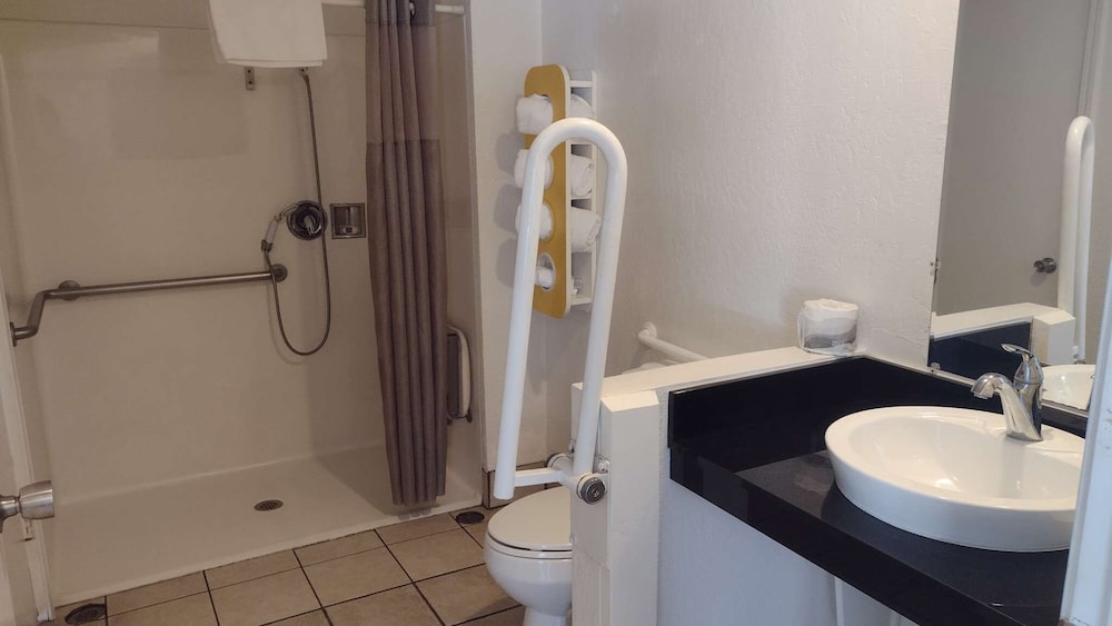 Standard Room, Multiple Beds, Accessible, Non Smoking photo 3