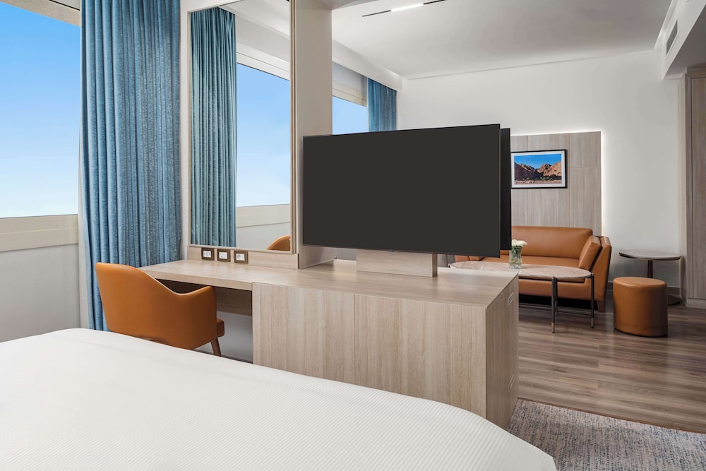 Executive Suite, Club Lounge Access thumbnail 6