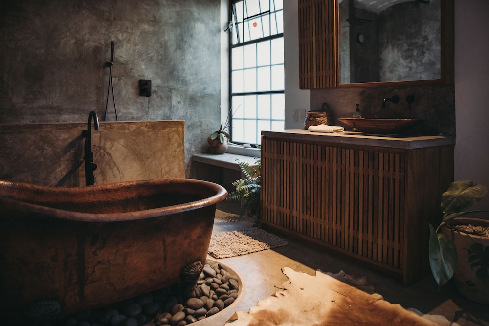 Romantic Apartment, 1 King Bed, Bathtub, Courtyard Area photo 2