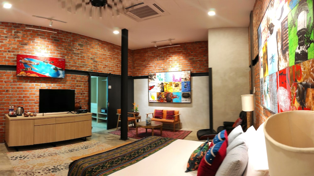 Premium Suite - Photo 12