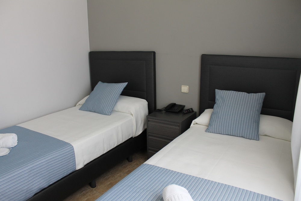 Standard Room, 2 Twin Beds - Photo 4