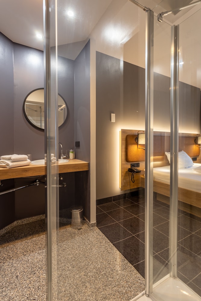 Standard Room, 1 Queen Bed - Photo 12