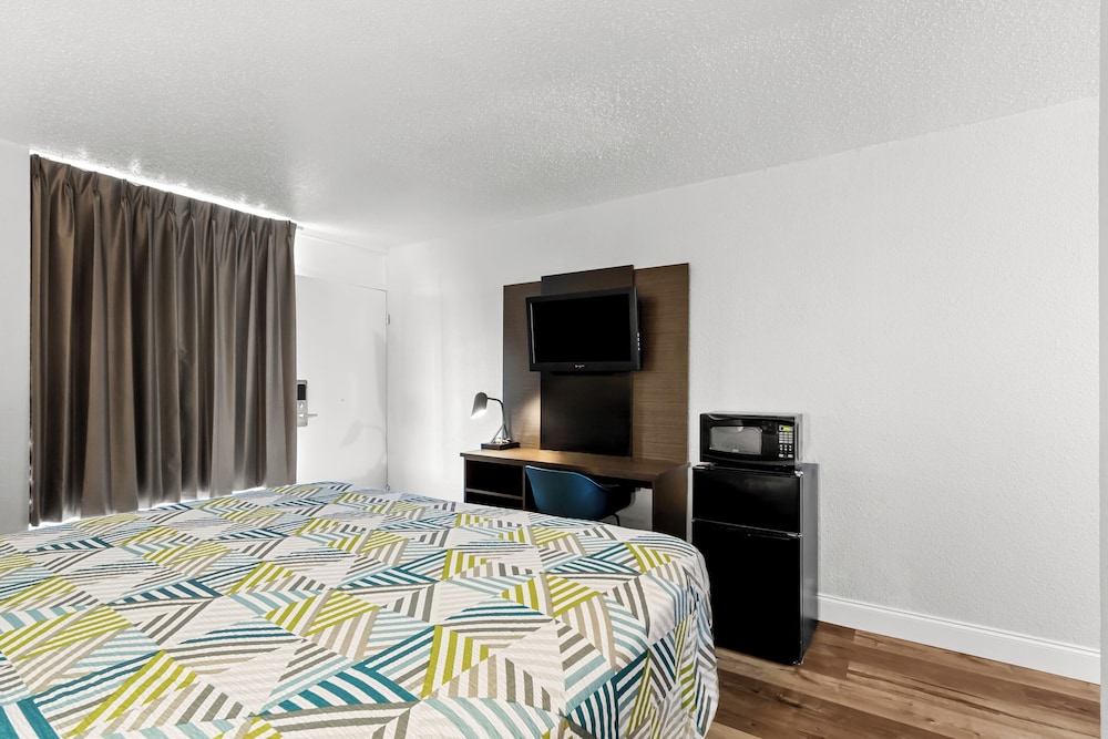 Deluxe Room, 1 King Bed, Non Smoking, Refrigerator & Microwave photo 2