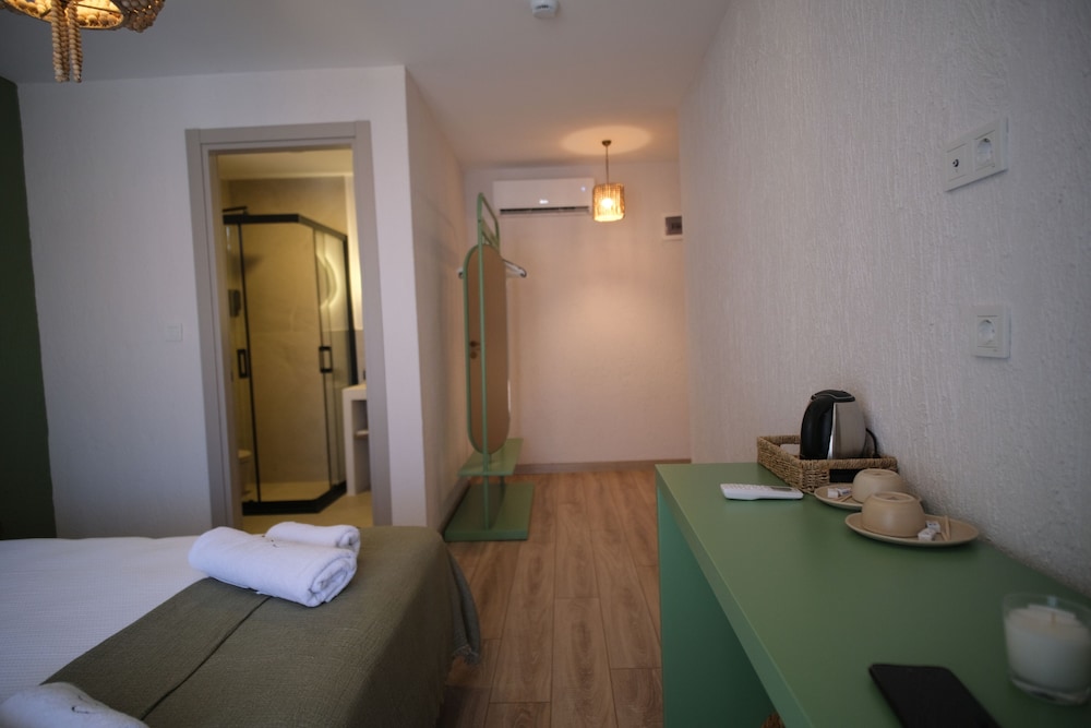 Family Double Room, Balcony, City View photo 2