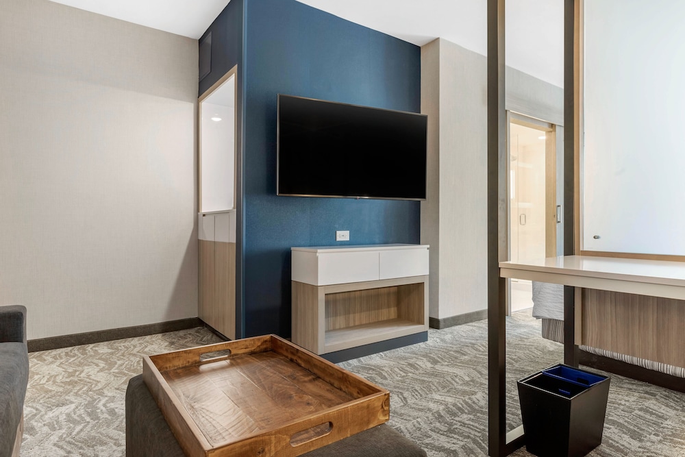 Suite, 2 Queen Beds (Mobility Accessible, Tub) photo 3