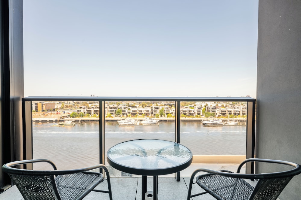 Two-Bedroom Two-Bathroom Apartment with Yarra Views - Photo 4
