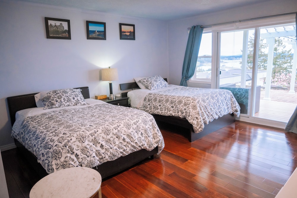 Family Double Room, 2 Double Beds, Non Smoking, Ocean View photo 2