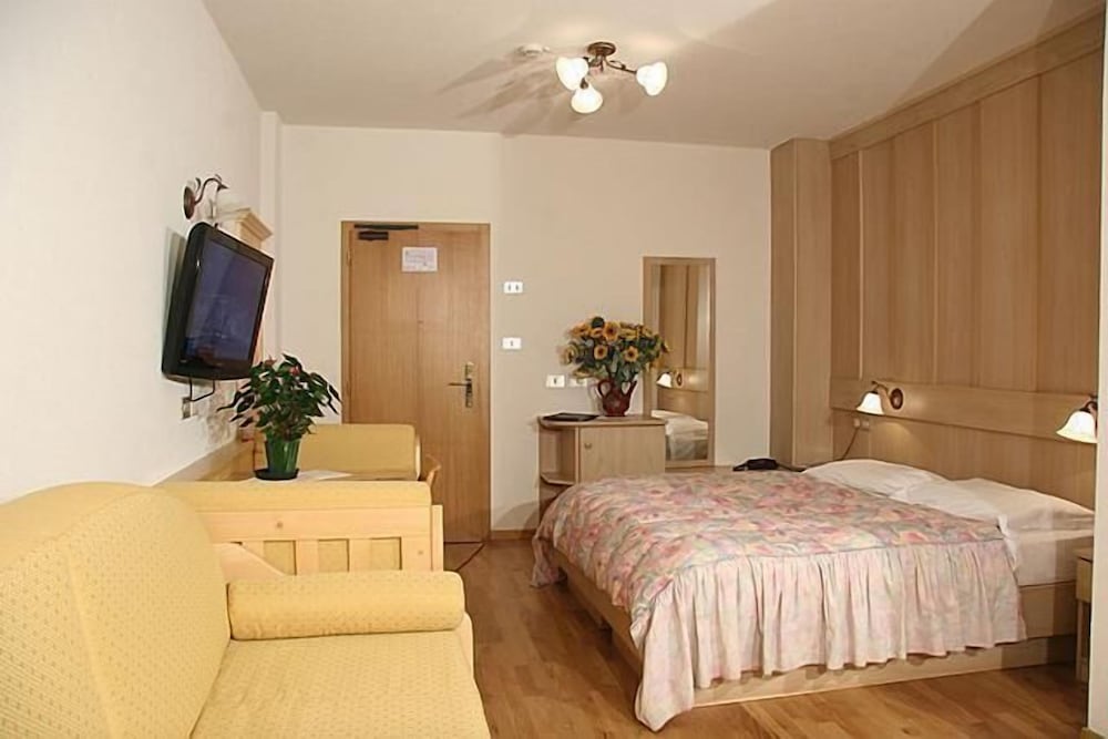 Classic Double or Twin Room photo 3