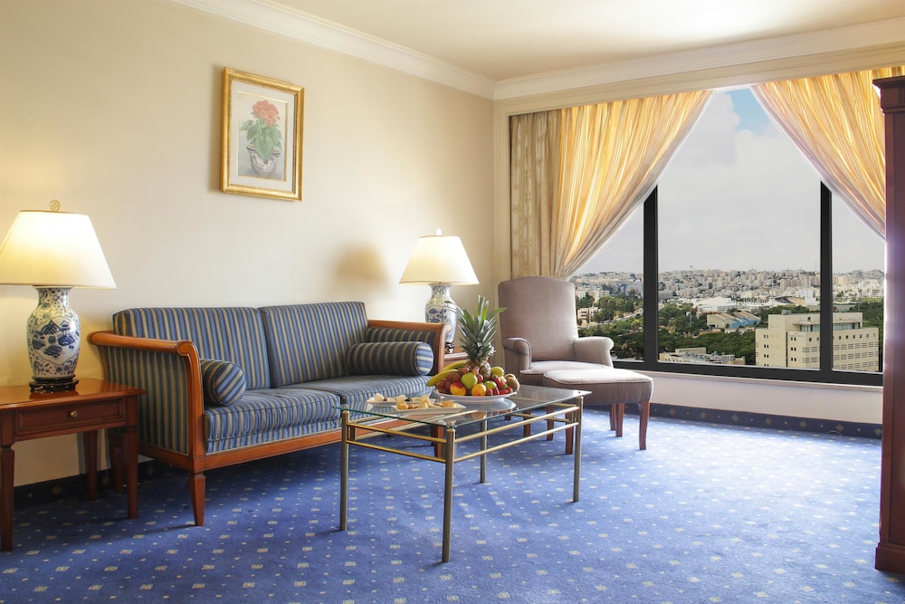 Executive Suite - Photo 3