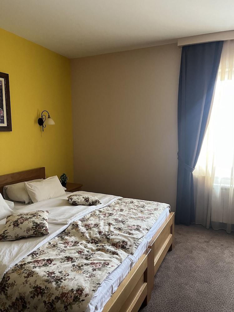 Basic Quadruple Room photo 2