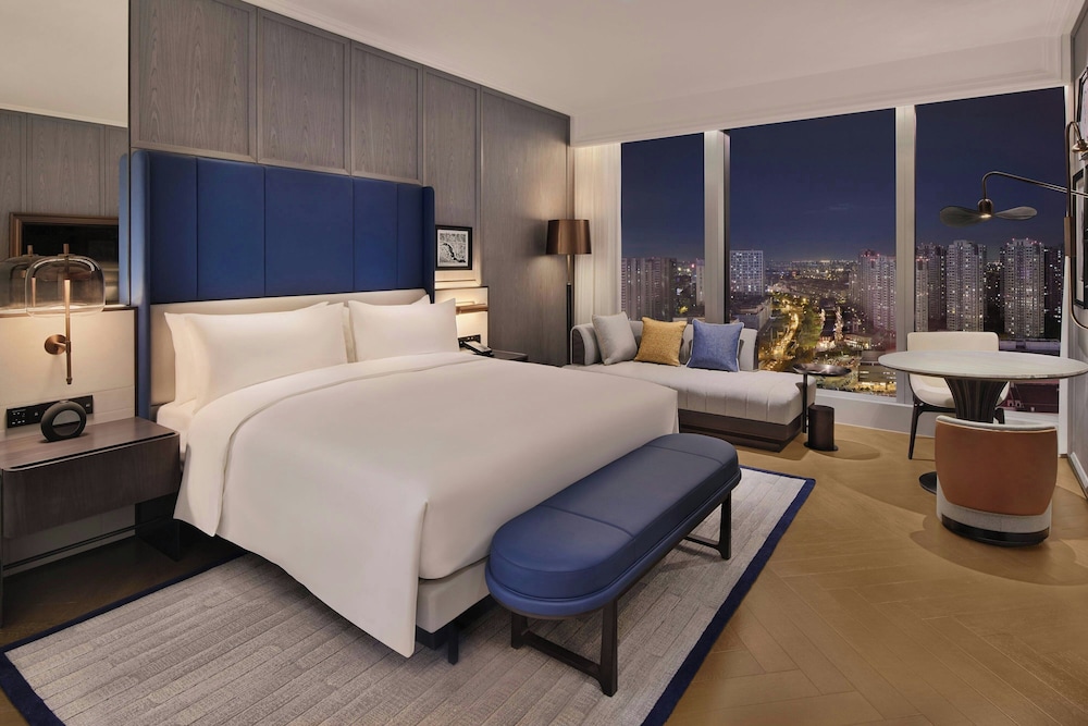 Deluxe Room, 1 King Bed, City View photo 3