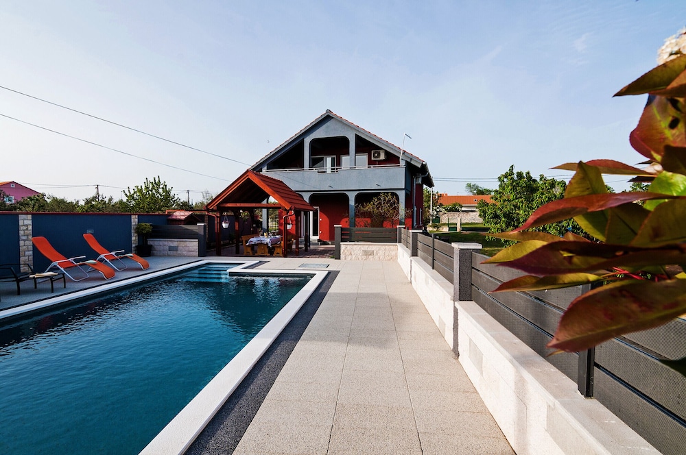 Villa, Smoking photo 2