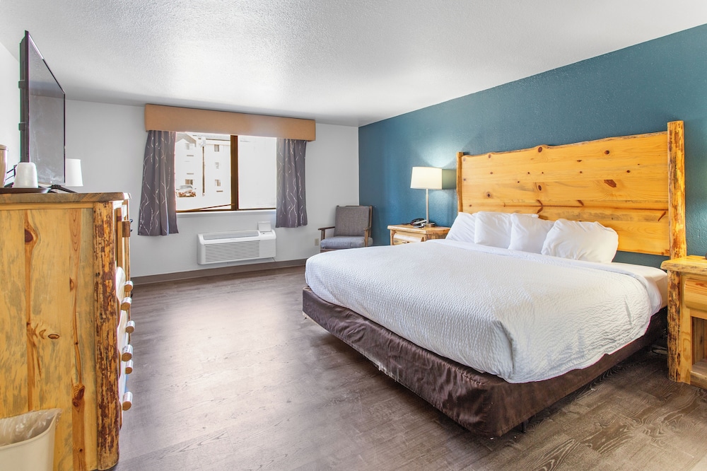 Standard Room, 1 King Bed, Non Smoking, Refrigerator & Microwave - Photo 1