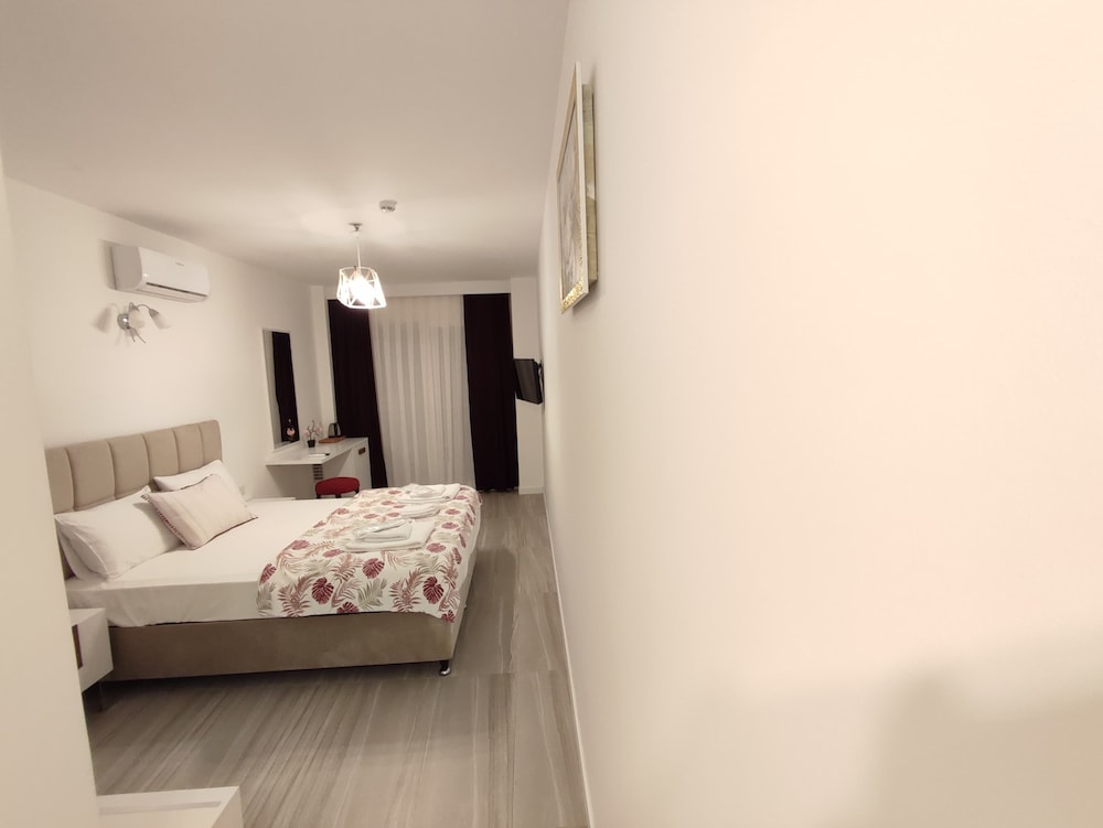 Deluxe Room, 1 King Bed, Non Smoking, Garden View