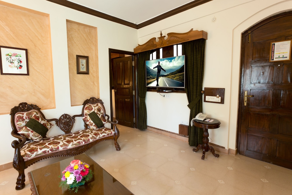 Luxury Suite - Photo 8
